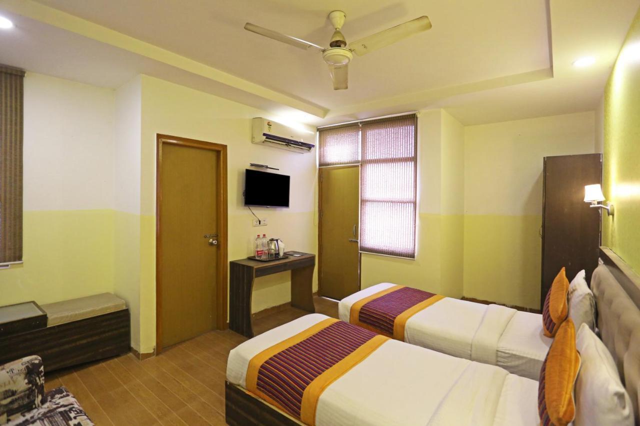 Hotel Aeroporto New Delhi Bagian luar foto