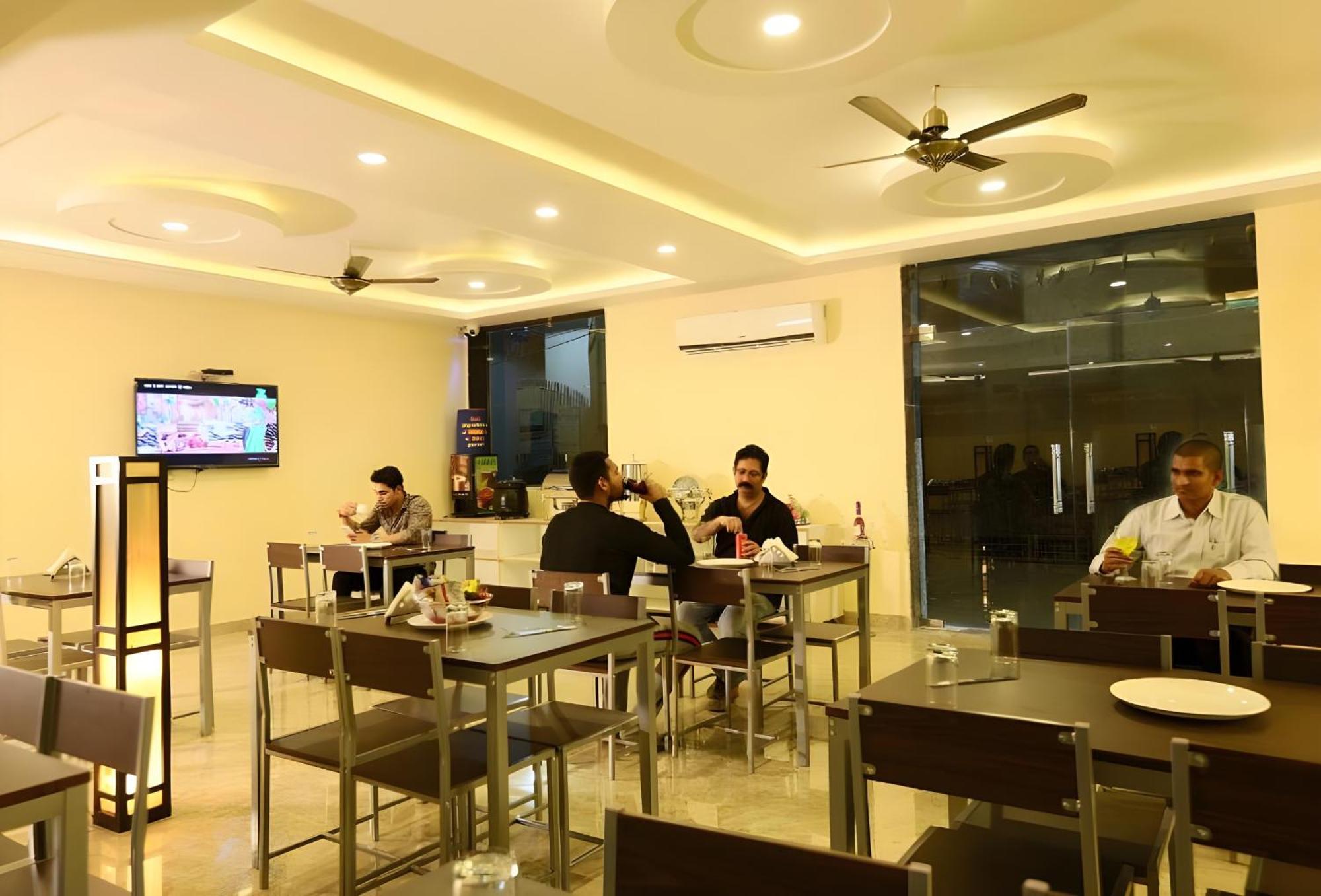 Hotel Aeroporto New Delhi Bagian luar foto