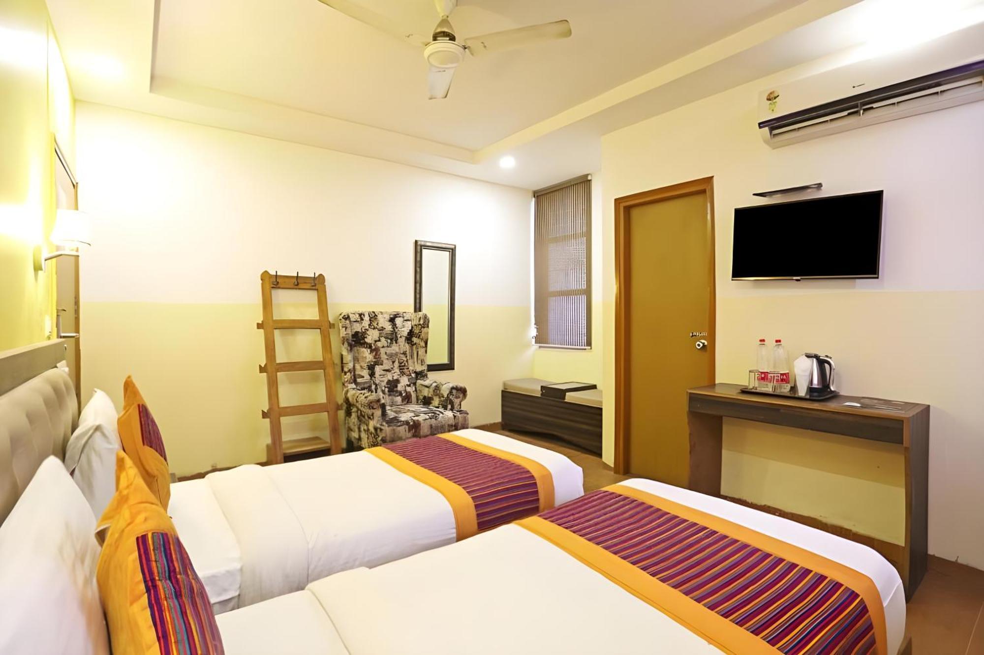 Hotel Aeroporto New Delhi Bagian luar foto