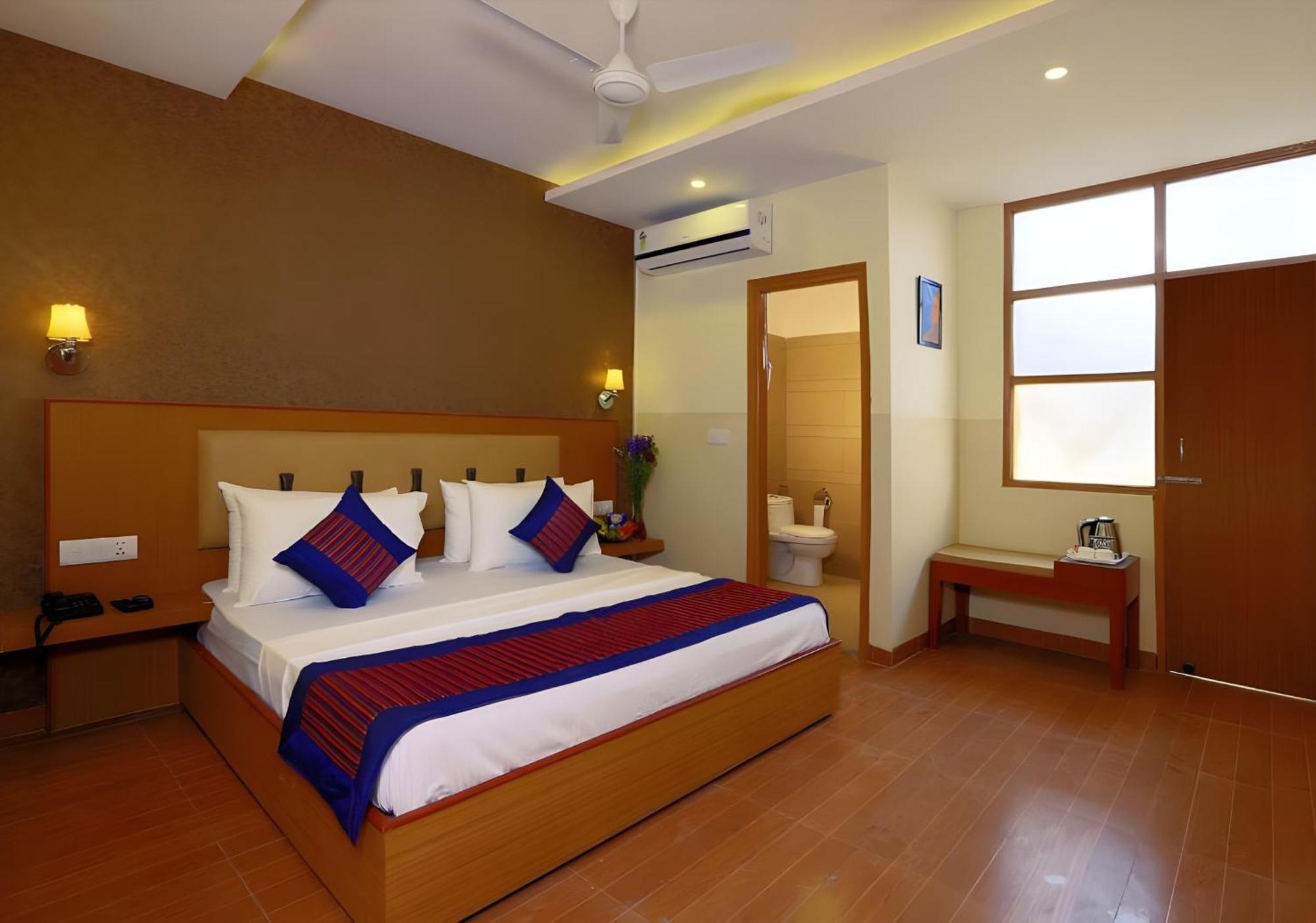 Hotel Aeroporto New Delhi Bagian luar foto
