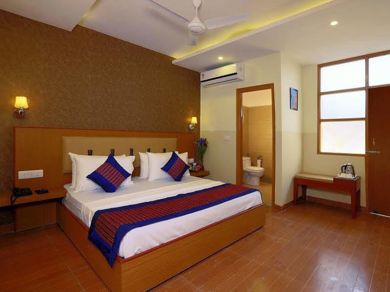 Hotel Aeroporto New Delhi Bagian luar foto