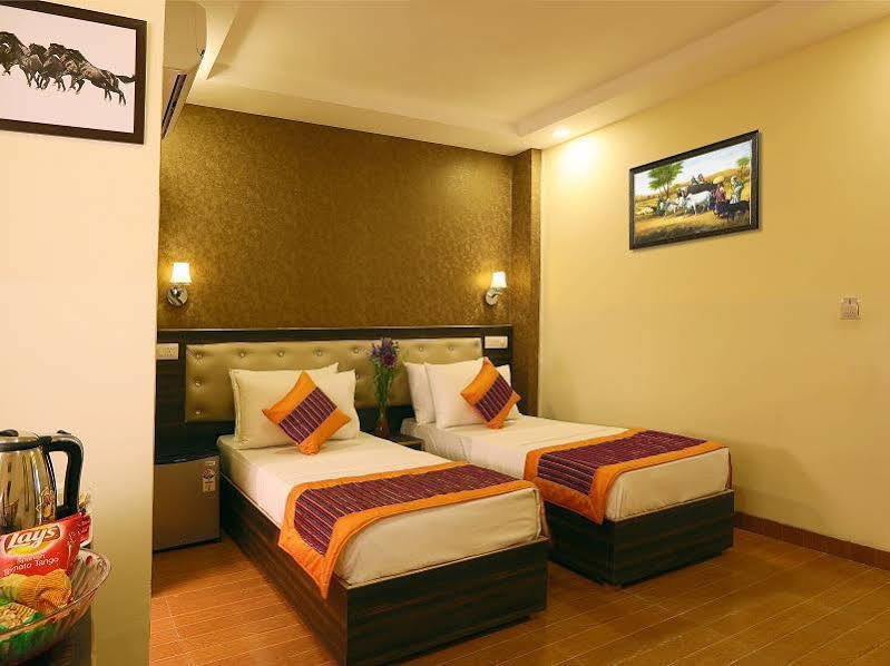 Hotel Aeroporto New Delhi Bagian luar foto