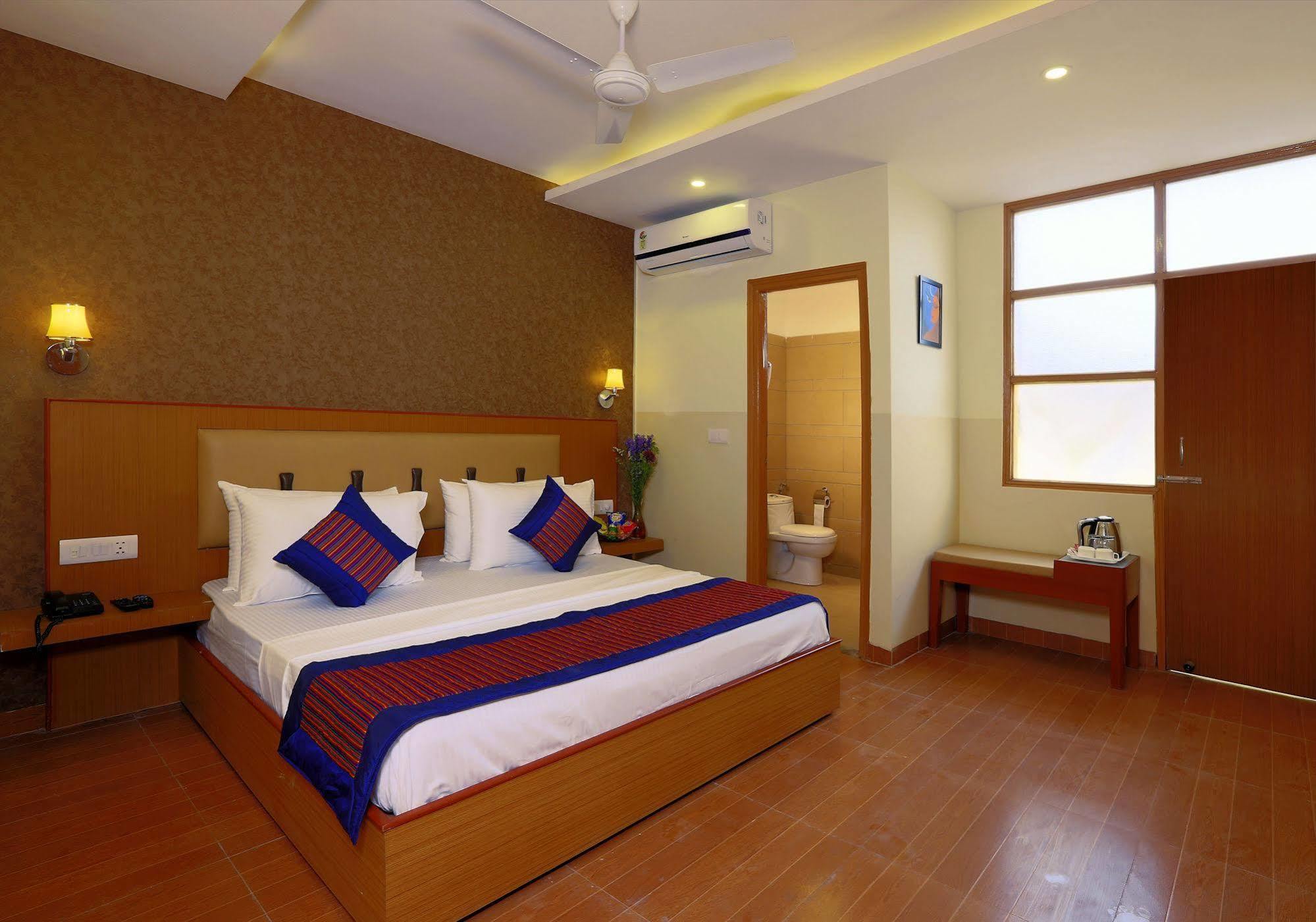 Hotel Aeroporto New Delhi Bagian luar foto