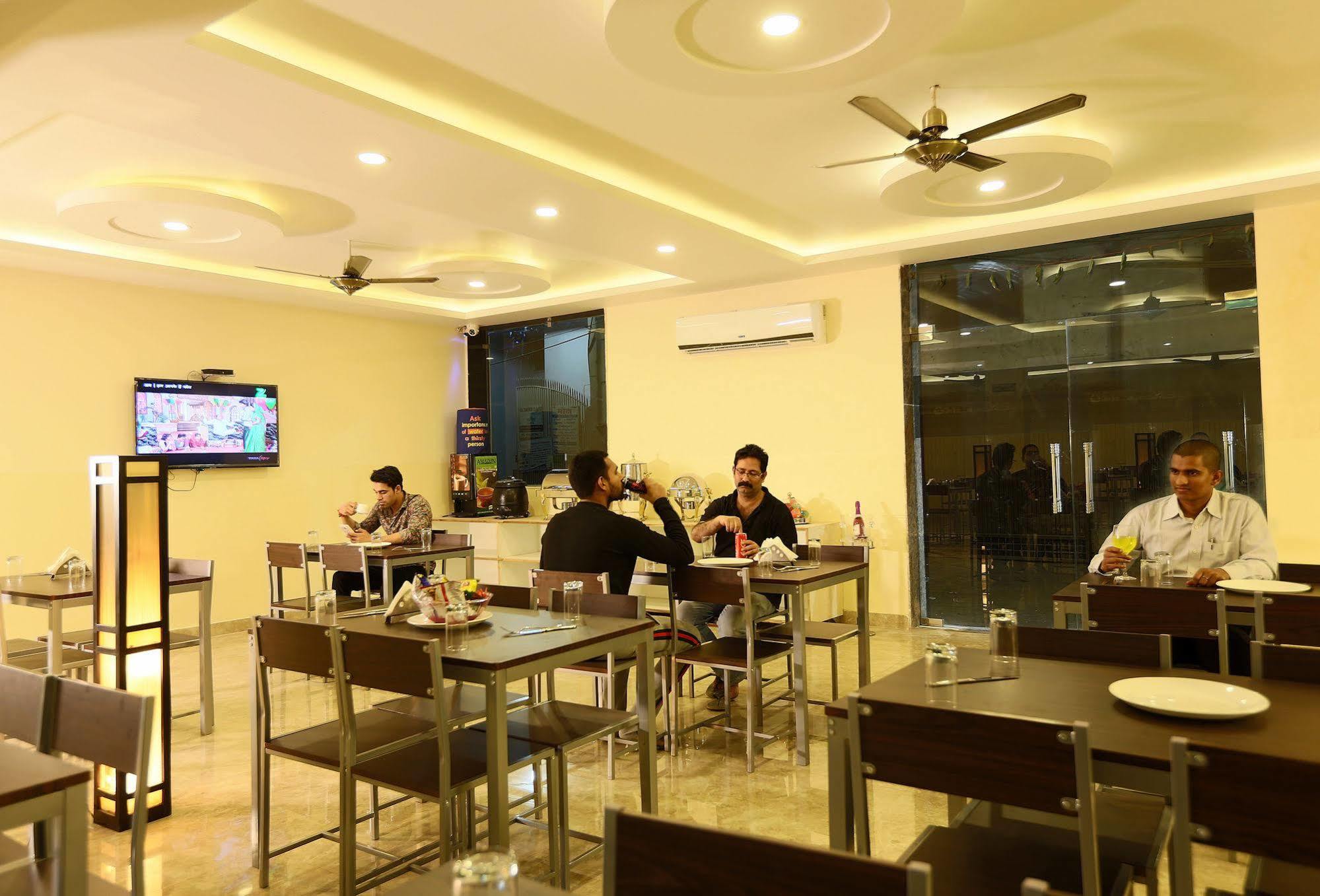 Hotel Aeroporto New Delhi Bagian luar foto