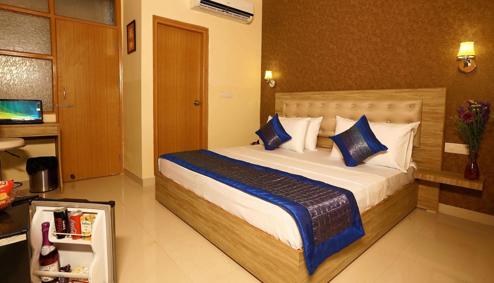 Hotel Aeroporto New Delhi Bagian luar foto